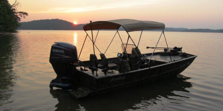 Side steering console for boat